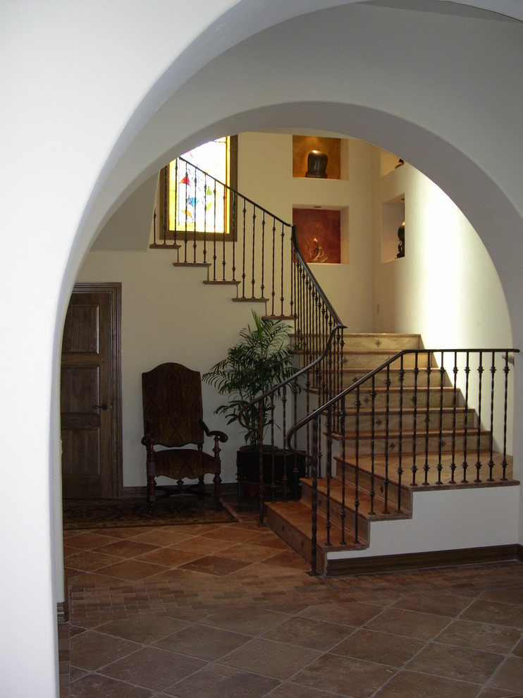 Источник вдохновения для домашнего уюта: большая угловая лестница в средиземноморском стиле с ступенями из плитки и подступенками из плитки