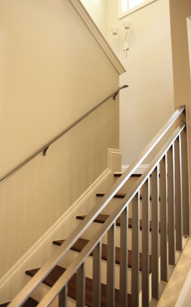 Ejemplo de escalera recta clásica con escalones de madera y contrahuellas de madera pintada