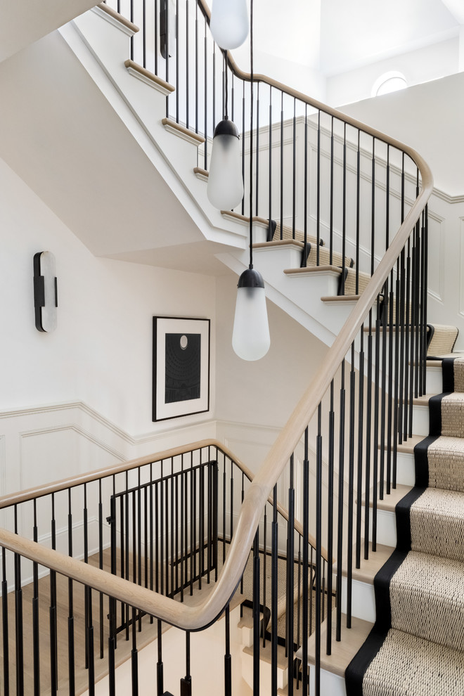 Große Klassische Treppe in U-Form mit Teppich-Treppenstufen, Teppich-Setzstufen und Mix-Geländer in Austin