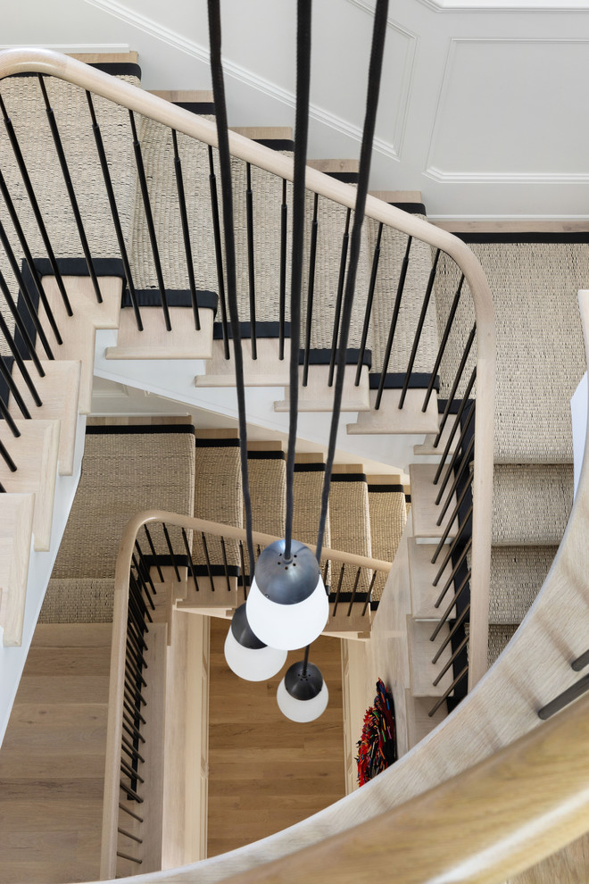 Стильный дизайн: большая винтовая лестница в стиле неоклассика (современная классика) - последний тренд