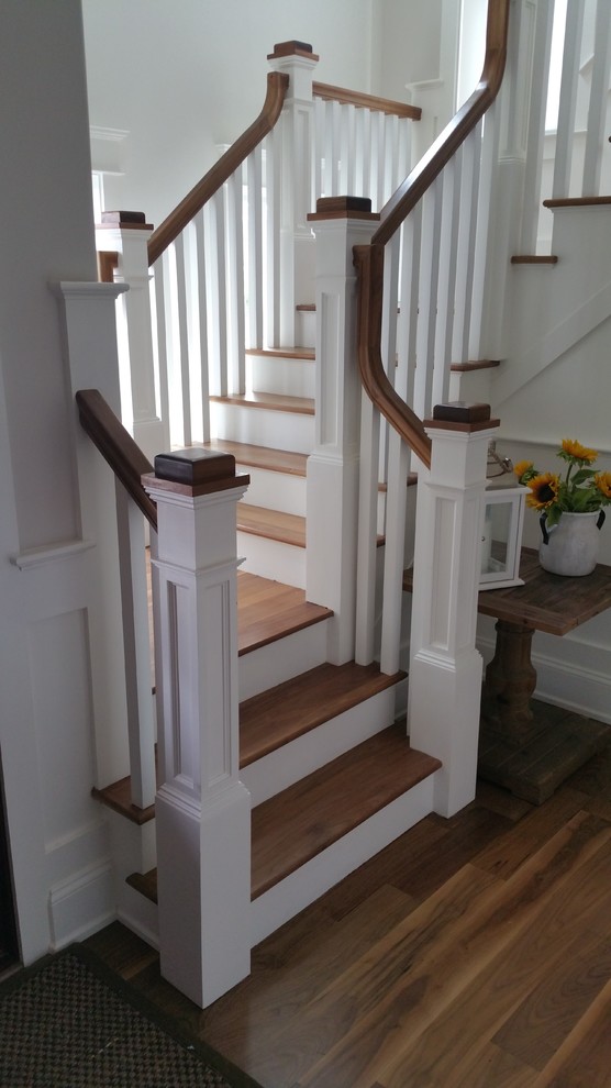 Imagen de escalera curva tradicional renovada de tamaño medio con escalones de madera, contrahuellas de madera pintada y barandilla de madera