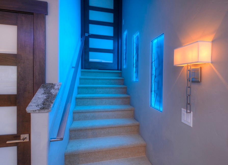Idée de décoration pour un escalier droit design de taille moyenne avec des marches en moquette et des contremarches en moquette.