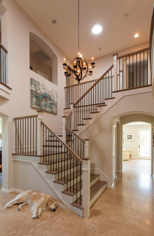 Свежая идея для дизайна: п-образная лестница в классическом стиле с деревянными ступенями, крашенными деревянными подступенками и перилами из смешанных материалов - отличное фото интерьера