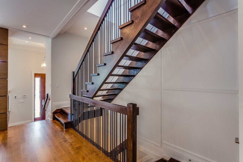 Réalisation d'un escalier design en L de taille moyenne avec des marches en bois et des contremarches en bois.