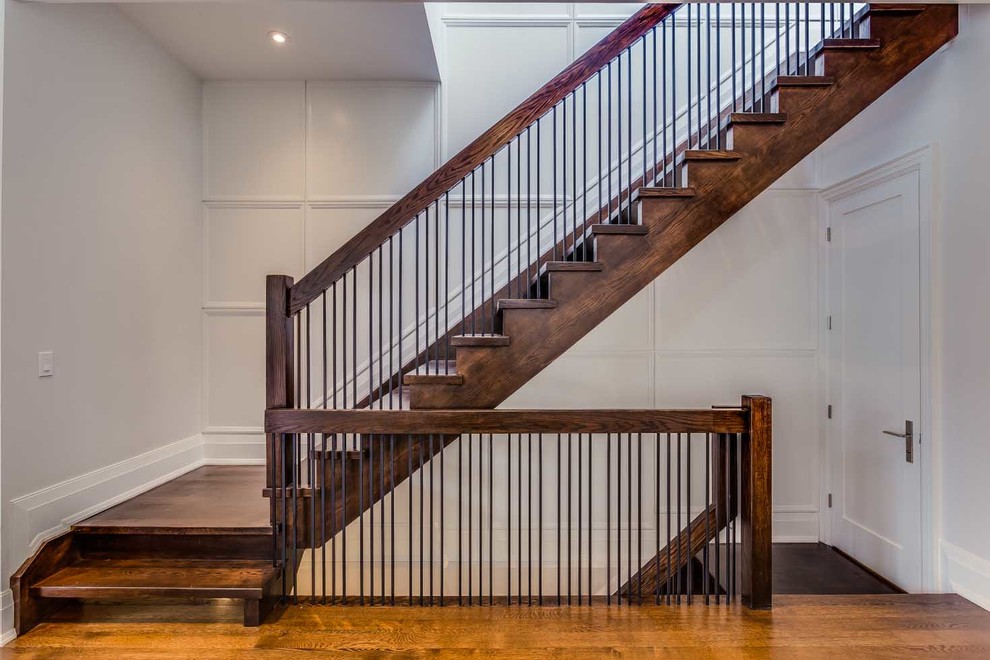 Стильный дизайн: угловая деревянная лестница среднего размера в стиле неоклассика (современная классика) с деревянными ступенями - последний тренд