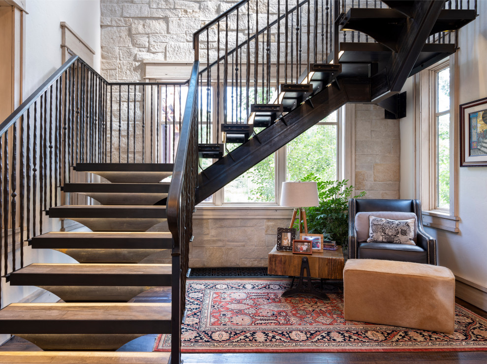 Ejemplo de escalera en U de estilo de casa de campo sin contrahuella con escalones de madera y barandilla de metal