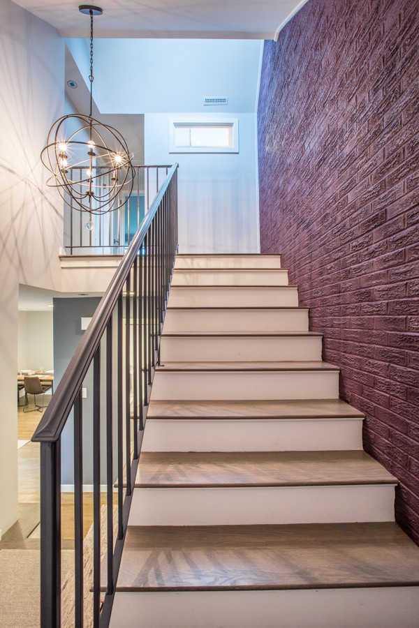 На фото: угловая лестница среднего размера в стиле лофт с деревянными ступенями и крашенными деревянными подступенками