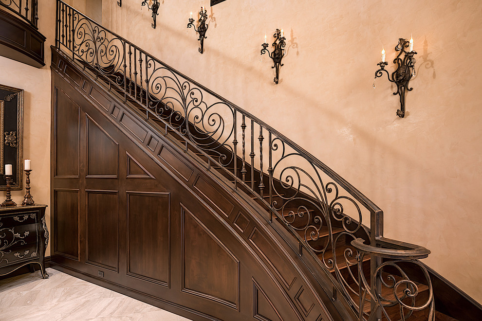 Ejemplo de escalera recta tradicional renovada extra grande con escalones de madera, contrahuellas de madera y barandilla de varios materiales