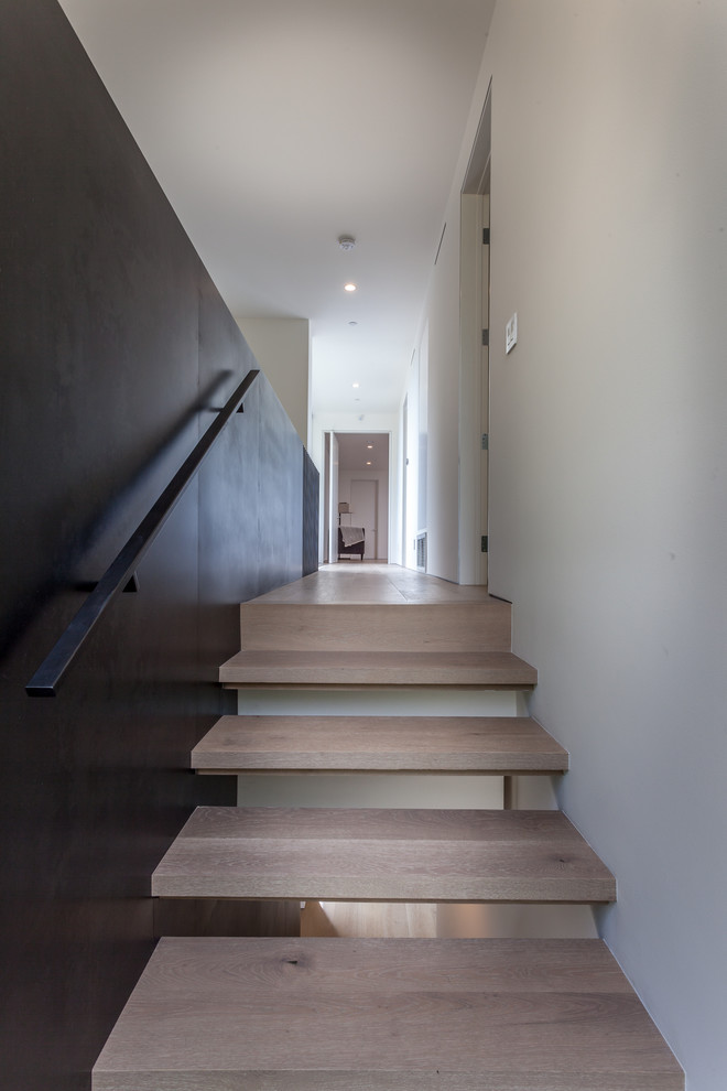 Idées déco pour un petit escalier sans contremarche droit contemporain avec des marches en bois et un garde-corps en métal.