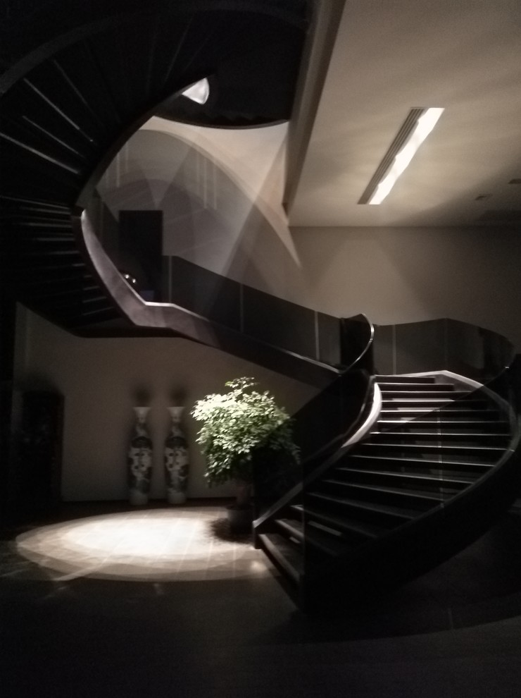 Gewendeltes, Großes Modernes Treppengeländer Glas mit gefliesten Treppenstufen und offenen Setzstufen in Sonstige