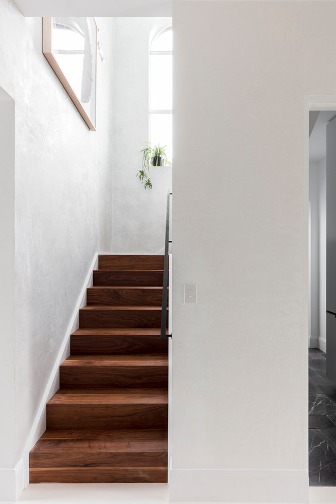 Свежая идея для дизайна: п-образная лестница среднего размера в современном стиле с деревянными ступенями и металлическими перилами - отличное фото интерьера