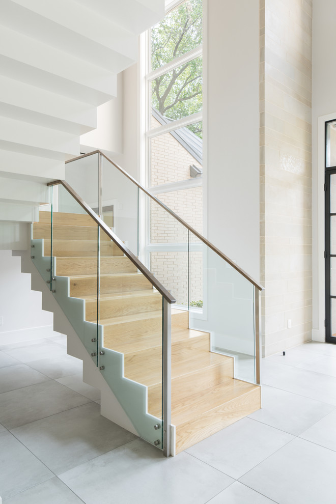Источник вдохновения для домашнего уюта: п-образная деревянная лестница в современном стиле с деревянными ступенями и стеклянными перилами
