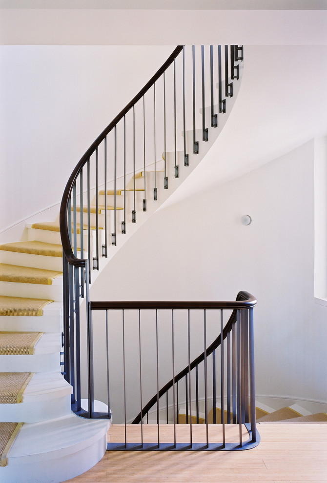 Источник вдохновения для домашнего уюта: большая изогнутая деревянная лестница в стиле модернизм с ступенями с ковровым покрытием
