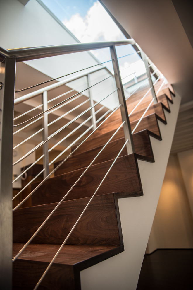 Exemple d'un escalier moderne en U avec des marches en bois et des contremarches en béton.