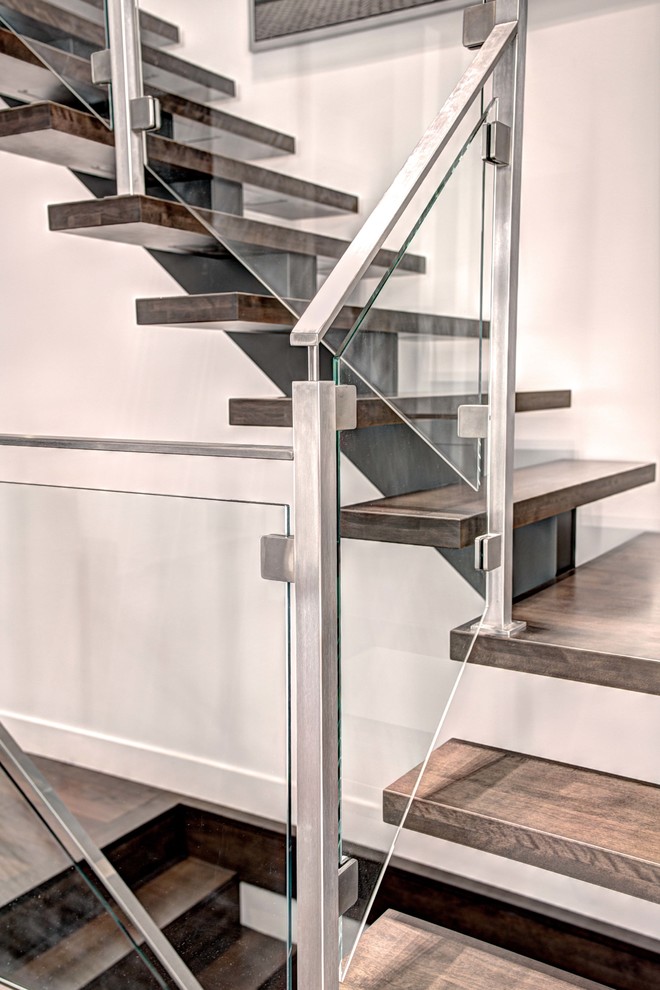 Ejemplo de escalera recta contemporánea sin contrahuella con escalones de madera y barandilla de vidrio