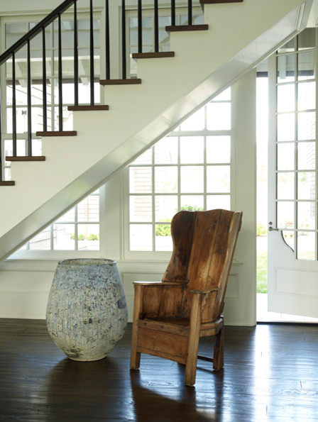 Diseño de escalera recta clásica grande con escalones de madera, contrahuellas de madera pintada y barandilla de metal