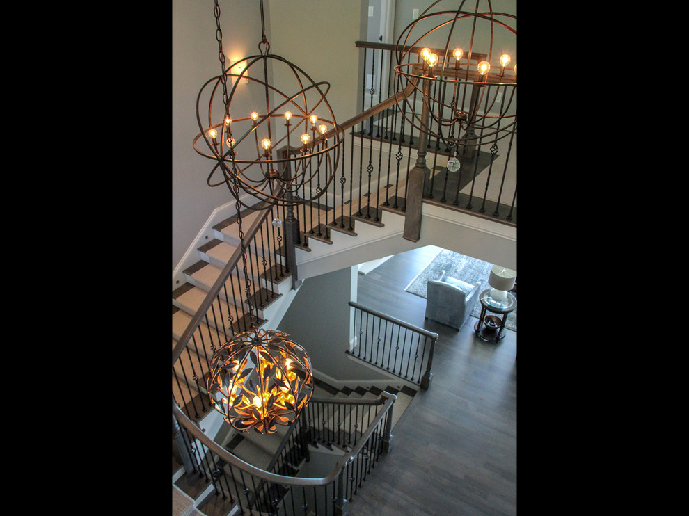 Пример оригинального дизайна: большая п-образная лестница в морском стиле с деревянными ступенями, крашенными деревянными подступенками и перилами из смешанных материалов