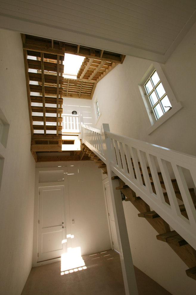 На фото: п-образная лестница среднего размера в морском стиле с деревянными ступенями без подступенок