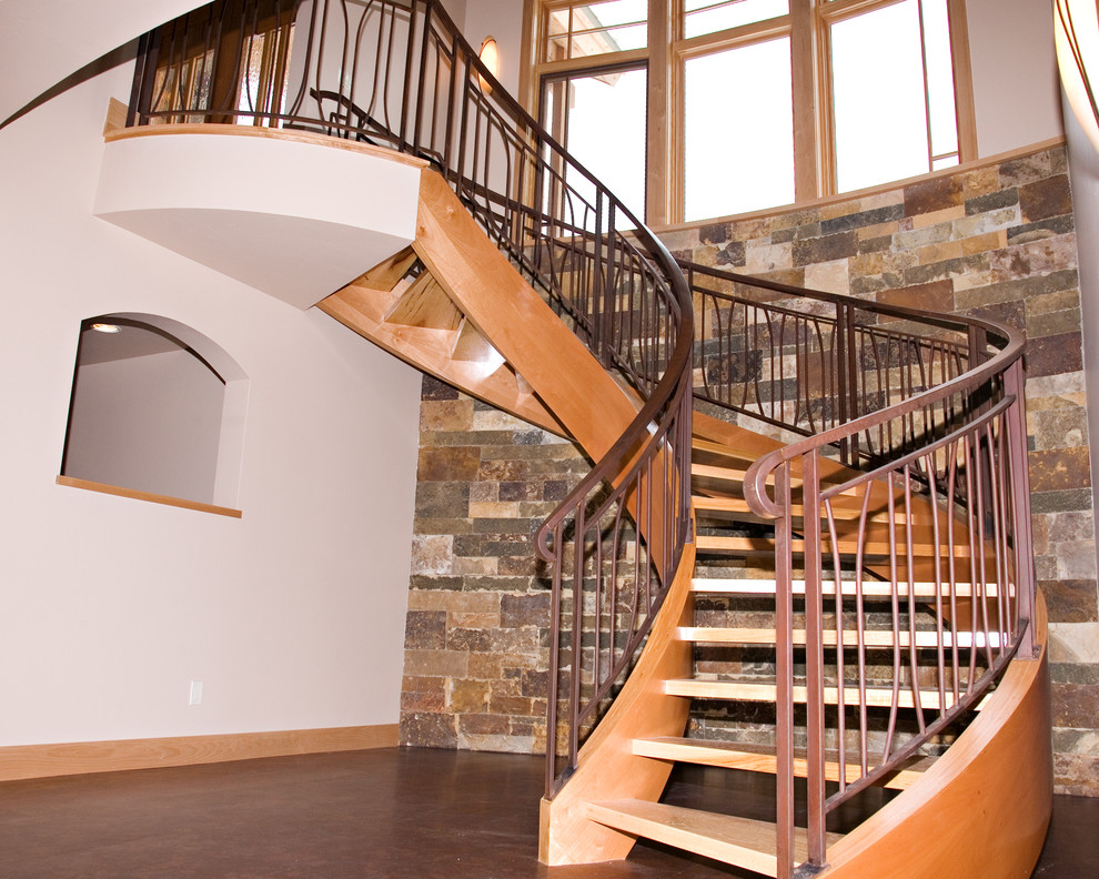 Стильный дизайн: огромная изогнутая лестница в современном стиле с деревянными ступенями без подступенок - последний тренд