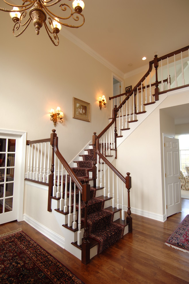 Cette photo montre un escalier chic avec des marches en bois.