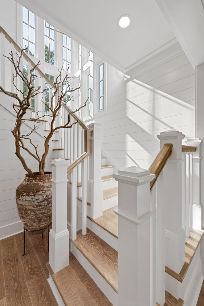 Идея дизайна: лестница с деревянными ступенями, крашенными деревянными подступенками и деревянными перилами