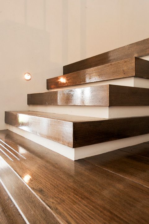 メルボルンにある広いコンテンポラリースタイルのおしゃれな階段 (フローリングの蹴込み板) の写真