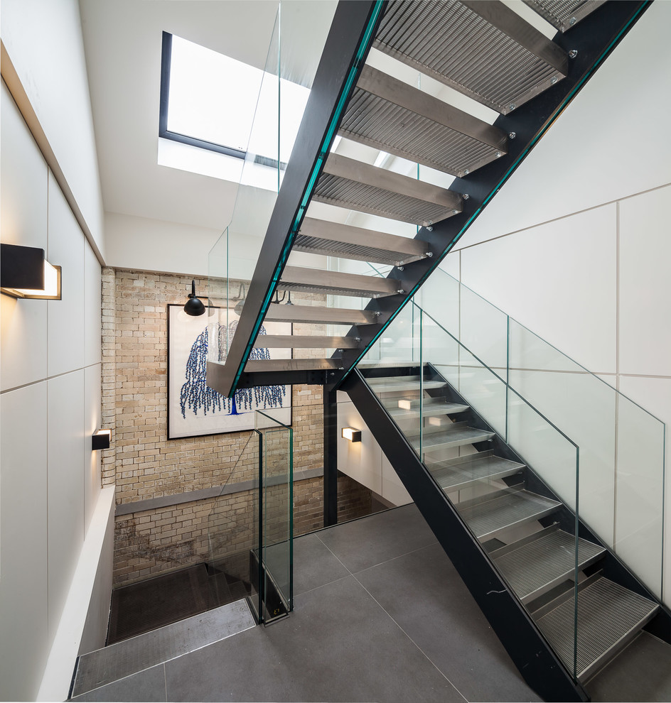 Пример оригинального дизайна: прямая лестница в современном стиле с металлическими ступенями без подступенок