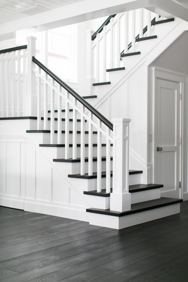 На фото: п-образная лестница среднего размера в морском стиле с деревянными ступенями и крашенными деревянными подступенками с