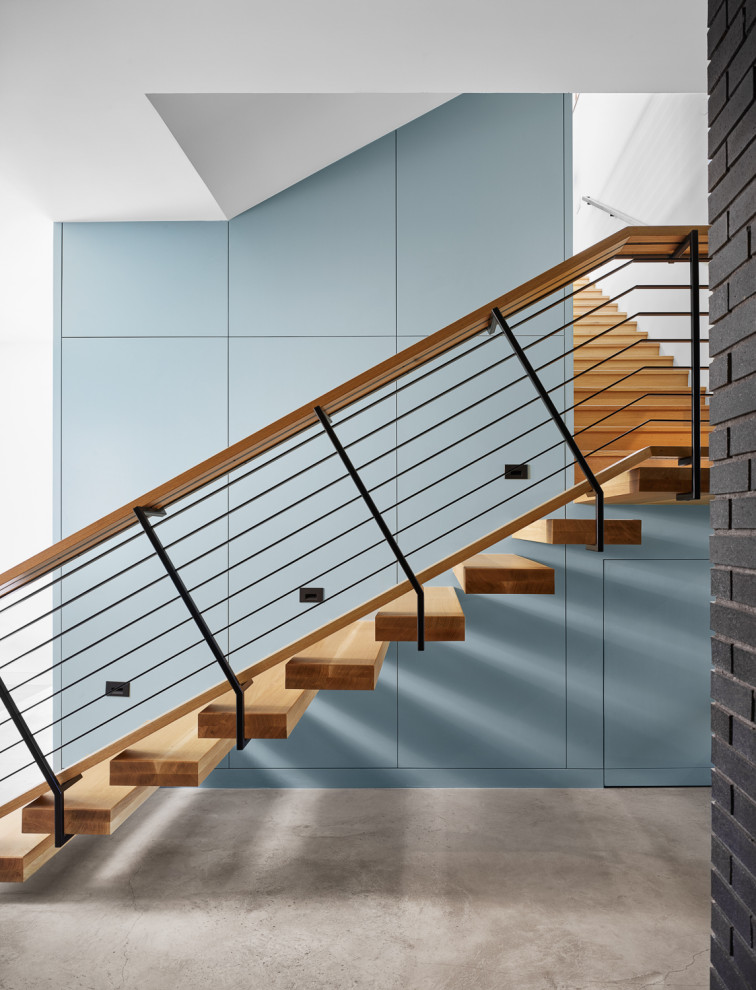 Idées déco pour un grand escalier sans contremarche flottant rétro avec des marches en bois, un garde-corps en matériaux mixtes et du lambris.