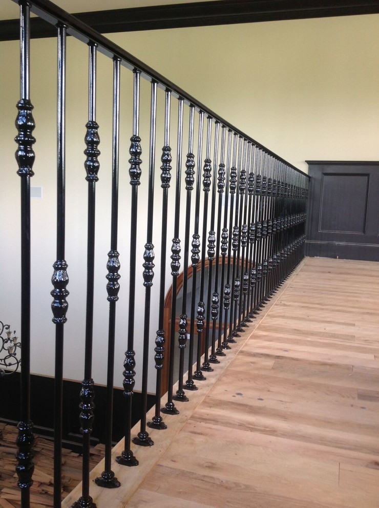 Стильный дизайн: угловая лестница среднего размера в классическом стиле с деревянными ступенями - последний тренд