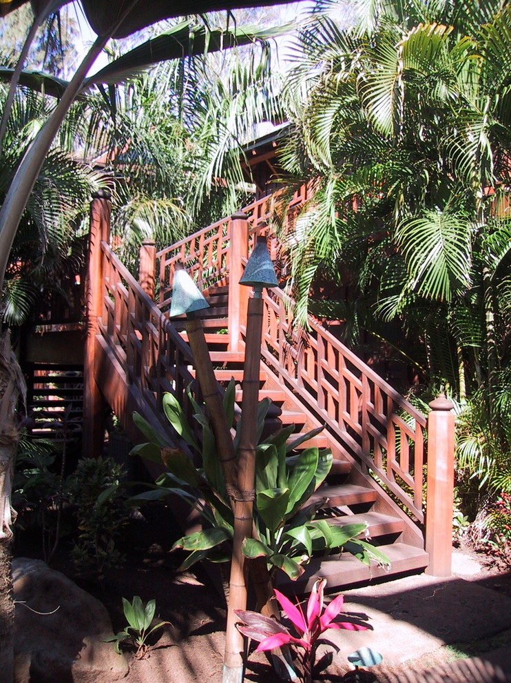 ハワイにあるアジアンスタイルのおしゃれな階段の写真