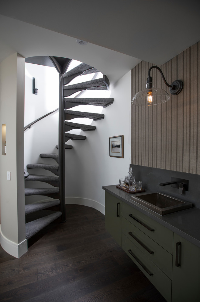 Пример оригинального дизайна: винтовая лестница в стиле неоклассика (современная классика) с ступенями с ковровым покрытием без подступенок