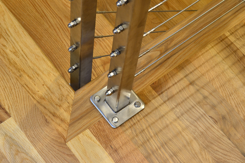 Ejemplo de escalera en U tradicional renovada de tamaño medio con escalones de madera, contrahuellas de madera y barandilla de cable