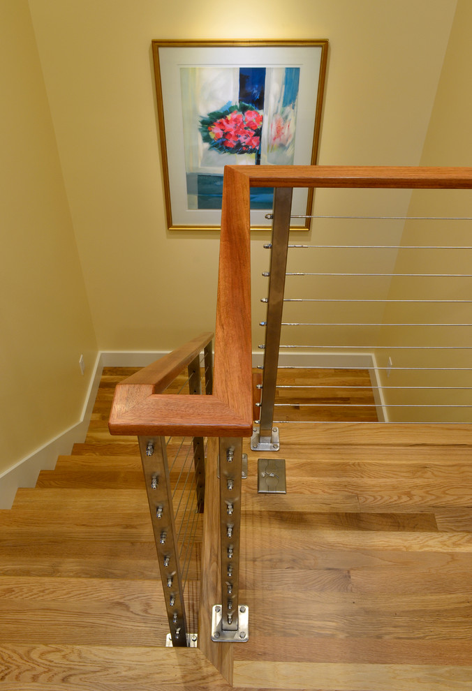 На фото: п-образная деревянная лестница среднего размера в стиле неоклассика (современная классика) с деревянными ступенями и перилами из тросов с