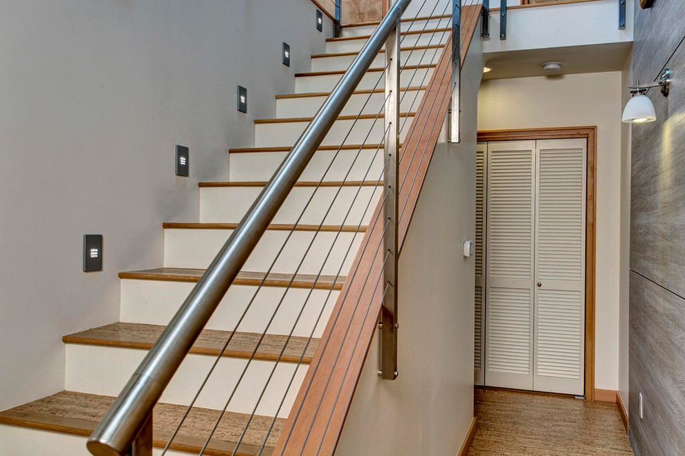 На фото: прямая лестница в современном стиле с крашенными деревянными подступенками