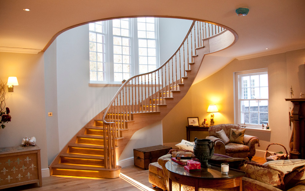 Cette image montre un escalier rustique avec rangements et éclairage.