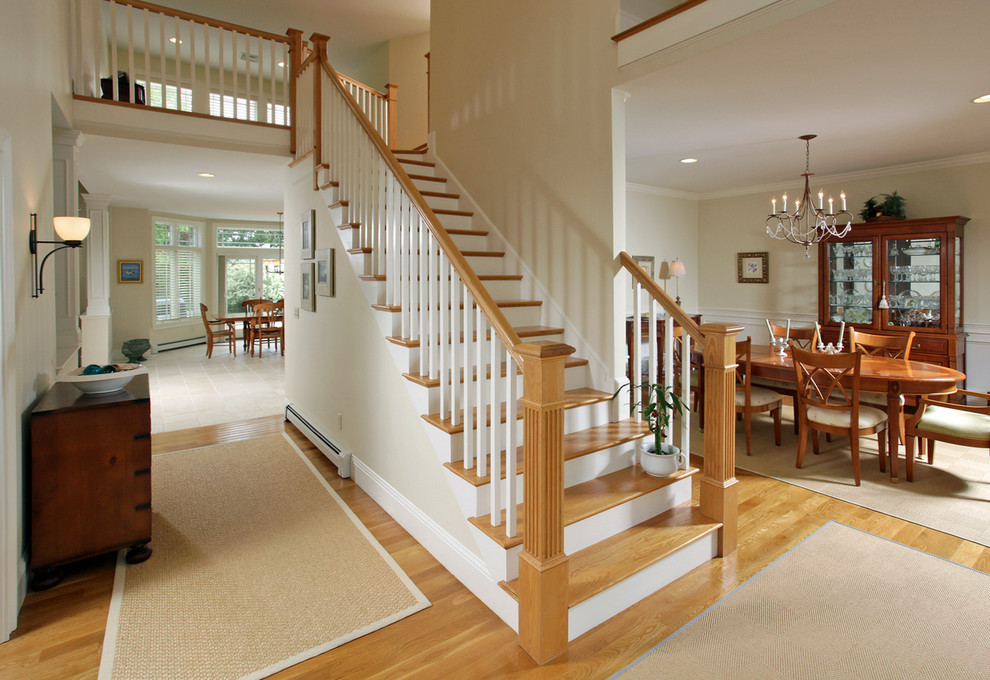 Источник вдохновения для домашнего уюта: маленькая прямая лестница в стиле неоклассика (современная классика) с деревянными ступенями для на участке и в саду