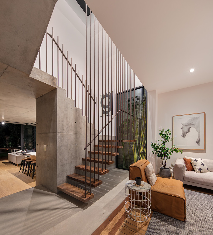 Moderne Holztreppe in U-Form mit offenen Setzstufen und Stahlgeländer in Sydney