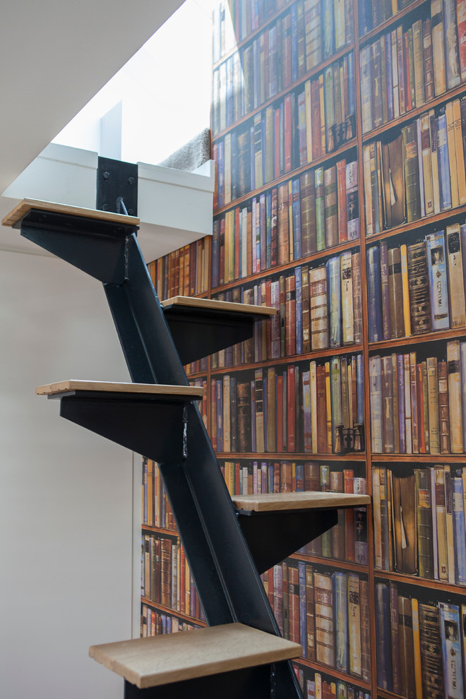 Cette photo montre un petit escalier flottant moderne avec des marches en bois et des contremarches en métal.
