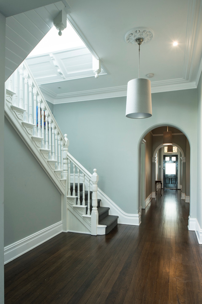 Стильный дизайн: п-образная лестница в классическом стиле с ступенями с ковровым покрытием и ковровыми подступенками - последний тренд