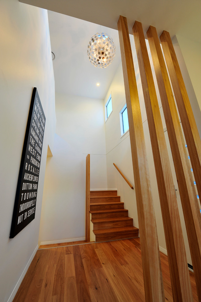 Ejemplo de escalera en L contemporánea de tamaño medio con escalones de madera y contrahuellas de madera