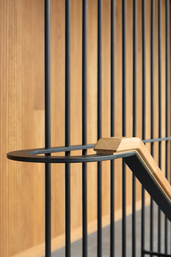 На фото: лестница в современном стиле с перилами из смешанных материалов с