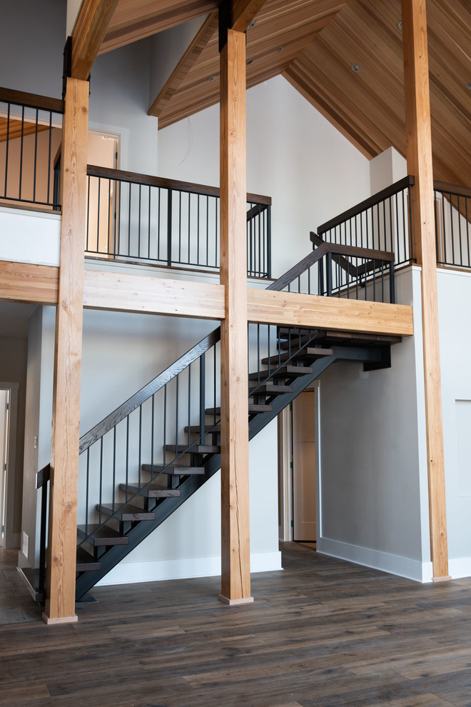 Источник вдохновения для домашнего уюта: металлическая лестница на больцах в современном стиле с деревянными ступенями и перилами из смешанных материалов