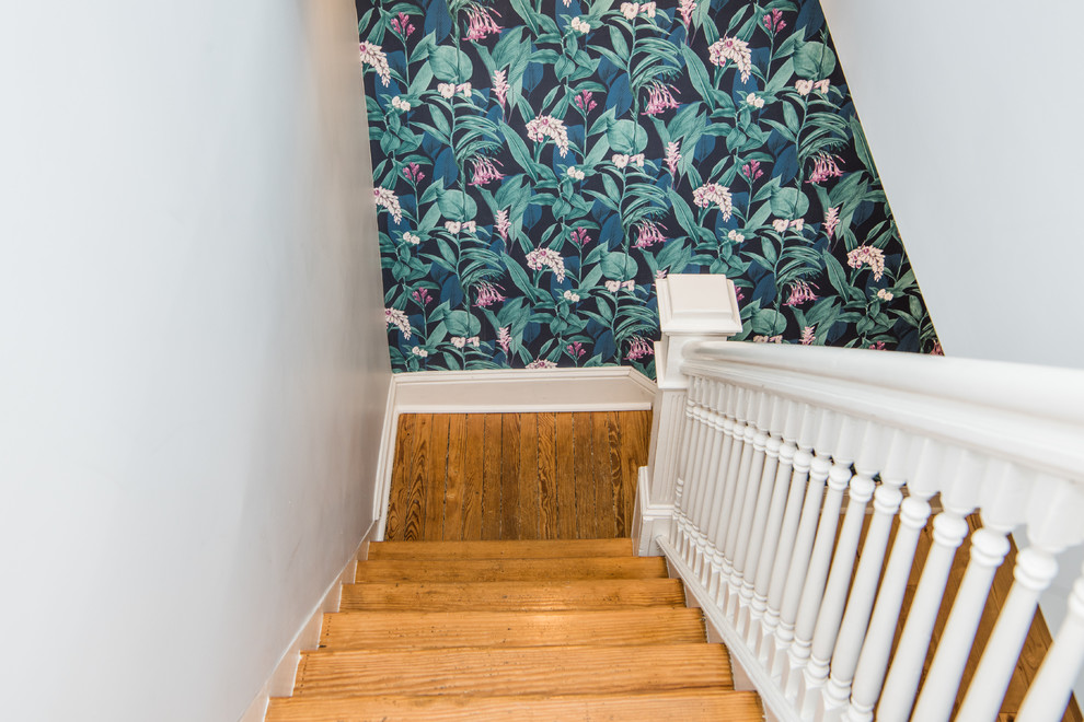 Источник вдохновения для домашнего уюта: угловая лестница среднего размера в стиле ретро с деревянными ступенями, крашенными деревянными подступенками и деревянными перилами