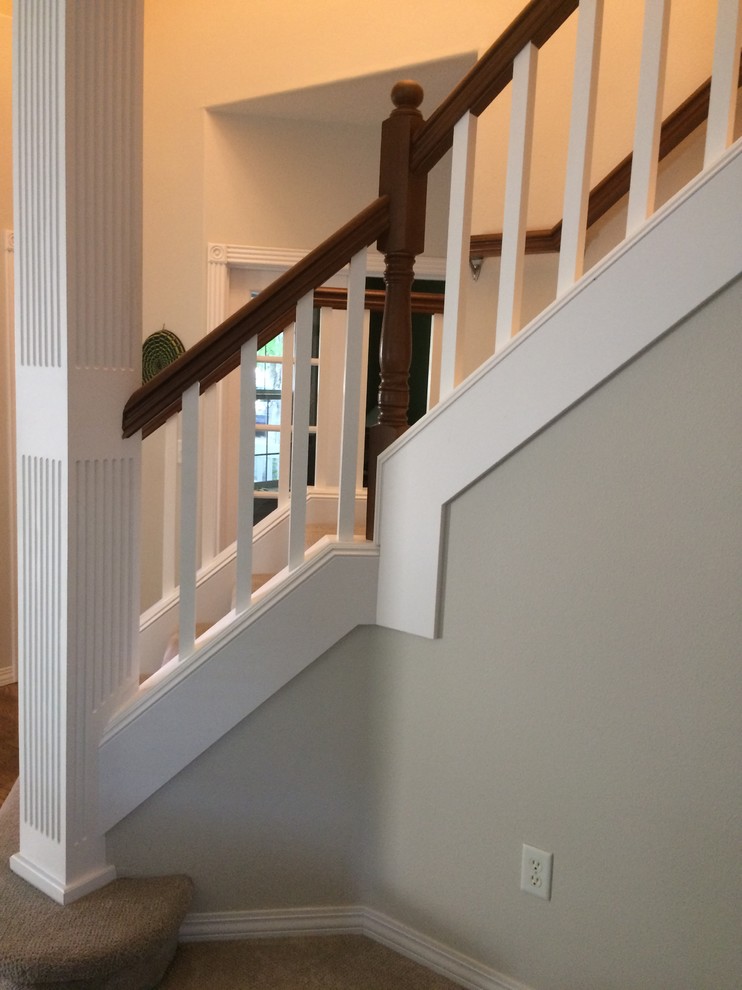 Mittelgroßes Uriges Treppengeländer Holz in L-Form mit Teppich-Treppenstufen und Teppich-Setzstufen in Portland
