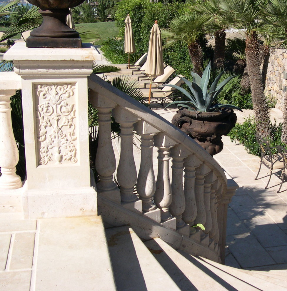 На фото: изогнутая бетонная лестница среднего размера в средиземноморском стиле с бетонными ступенями и перилами из смешанных материалов