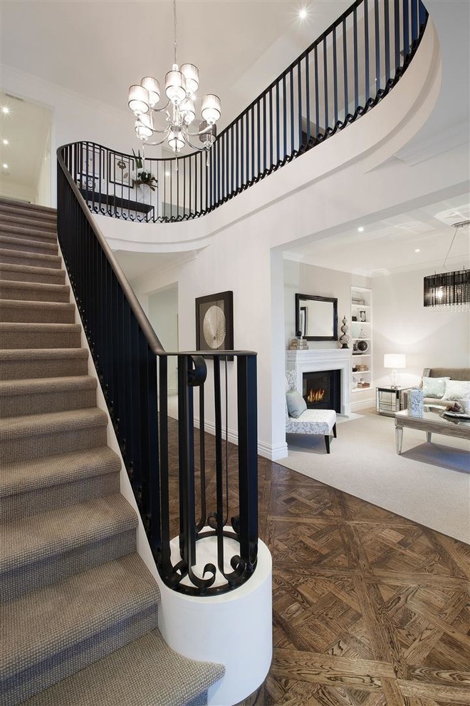 Gewendelte, Große Klassische Treppe mit Teppich-Treppenstufen und Teppich-Setzstufen in Melbourne