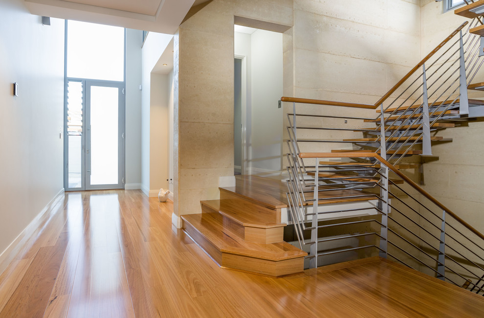 Moderne Treppe mit Holz-Setzstufen in Perth