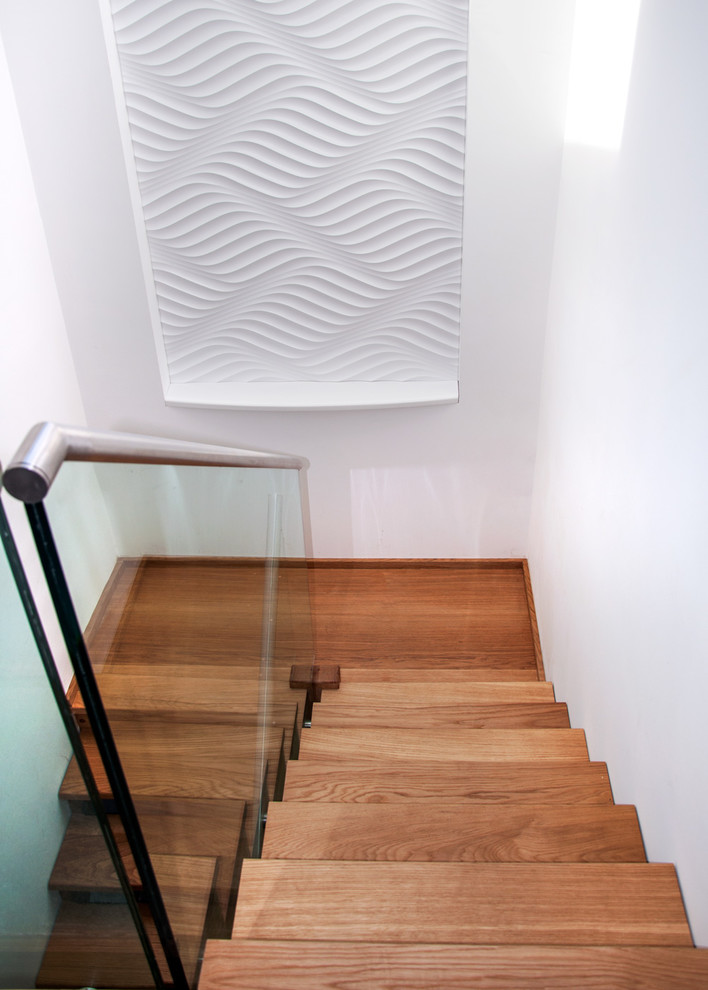 Photo of a small modern wood straight mixed railing staircase in Buckinghamshire with wood risers.