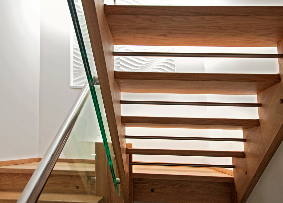 Idées déco pour un petit escalier droit moderne avec des marches en bois, des contremarches en bois et un garde-corps en matériaux mixtes.